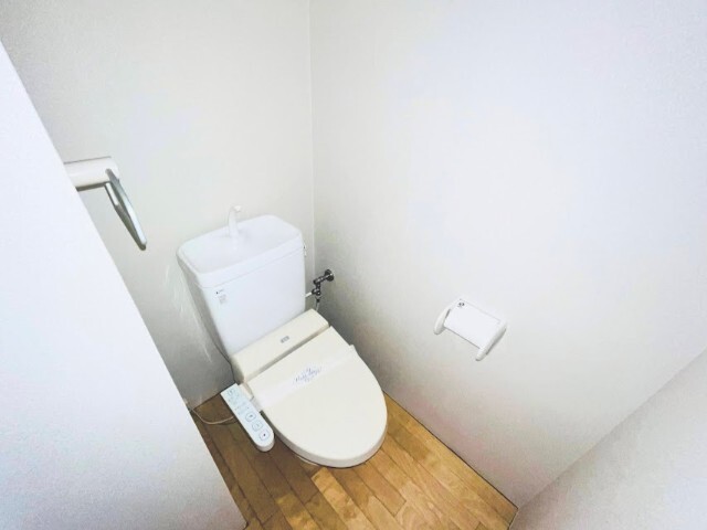 トイレ　※写真は別号室です。