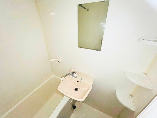 洗面設備　※写真は別号室です。