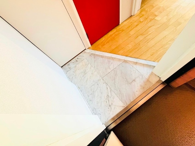 玄関　※写真は別号室です。