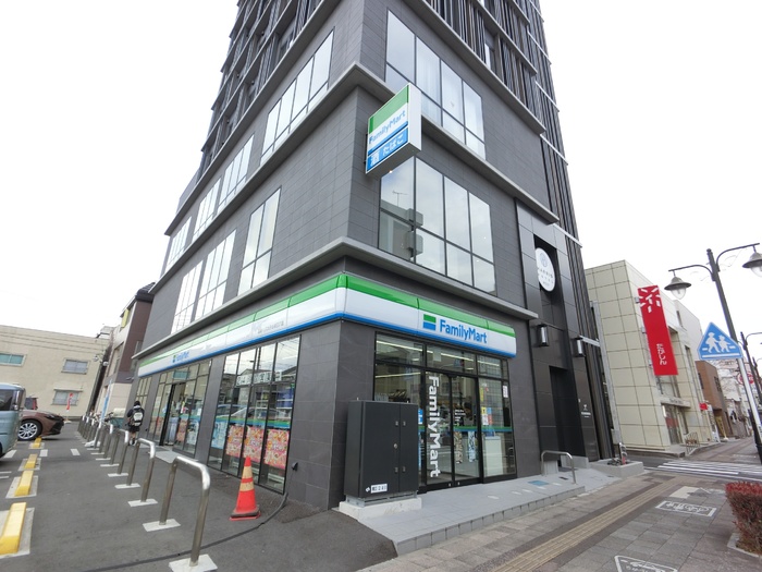 コンビニ　ファミリーマート高崎ハリスホテルWEST店（コンビニ）まで241m