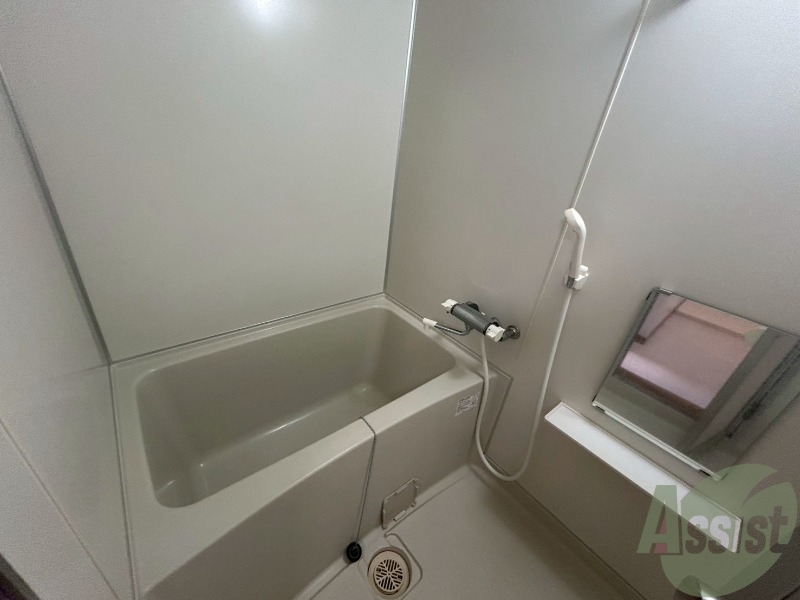 バス・シャワールーム　くつろぐのには十分なスペースがあります。