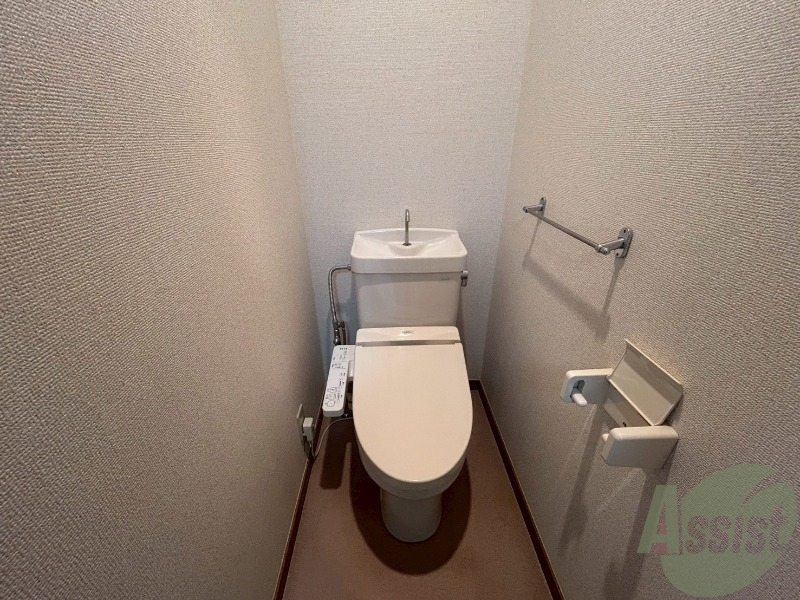 トイレ　トイレは温水洗浄便座です。シンプルな雰囲気になっています。