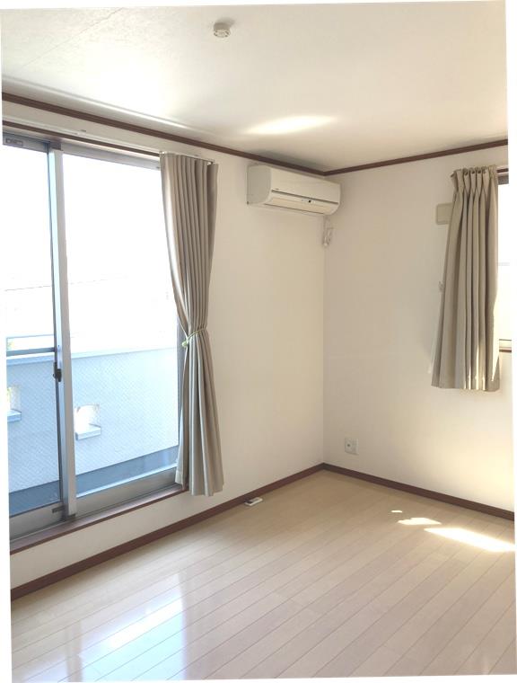 その他部屋・スペース　落ち着いた色調の寝室です