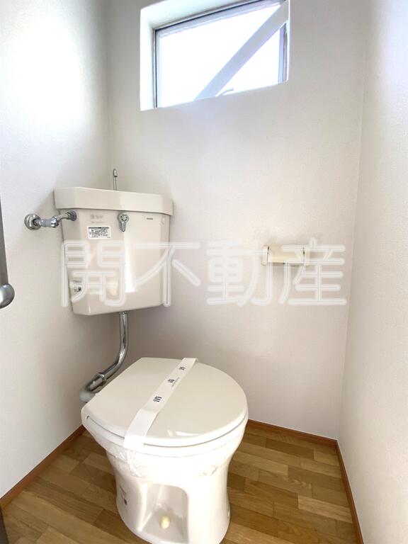 トイレ　洋式トイレ　窓有
