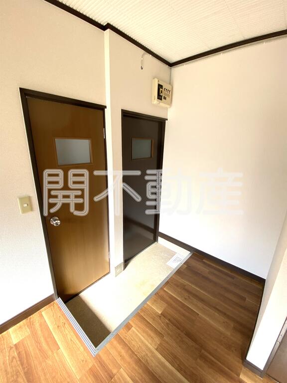 玄関　左がトイレドア　右が玄関ドア