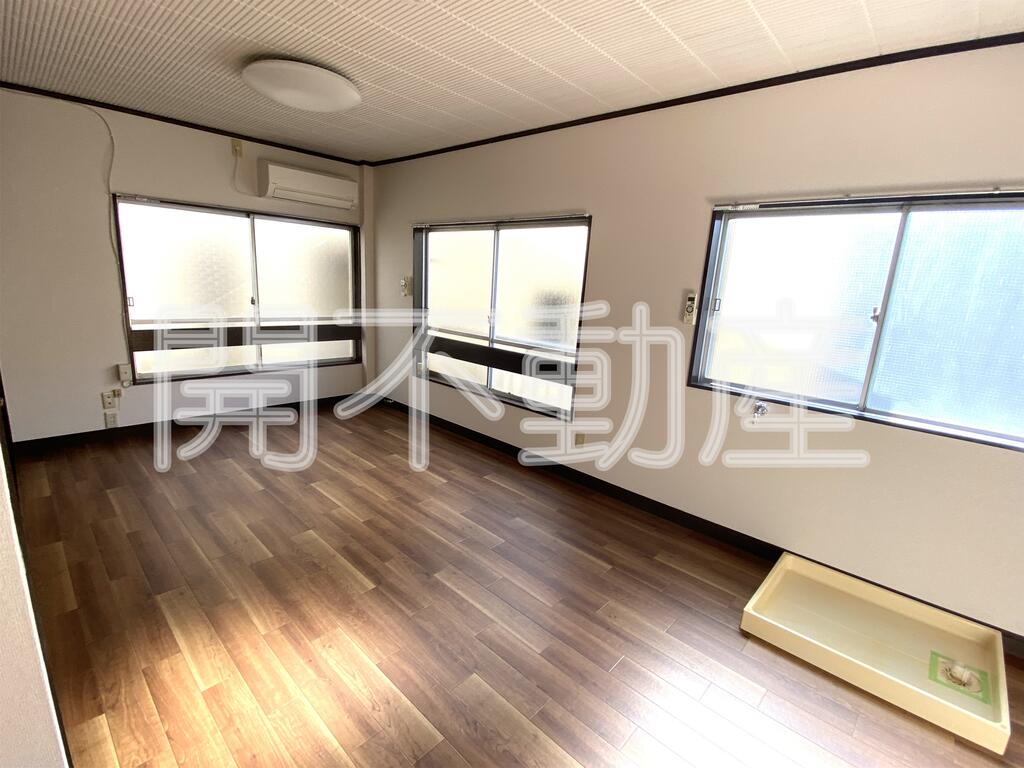 居室・リビング　洋室約10畳　2面採光角部屋