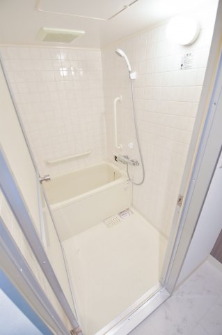 バス・シャワールーム　ちょうどいいサイズのお風呂です。お掃除も楽にできますよ。