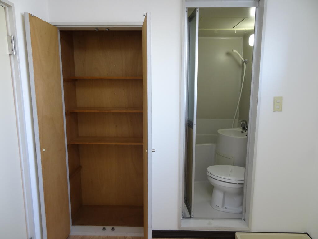 その他　キッチンにも収納があります