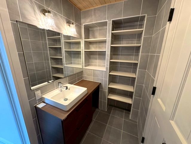 洗面設備　洗面所の棚はたくさん収納できて便利ですね