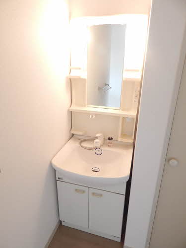 洗面設備　独立洗面台、朝の身支度には欠かせません