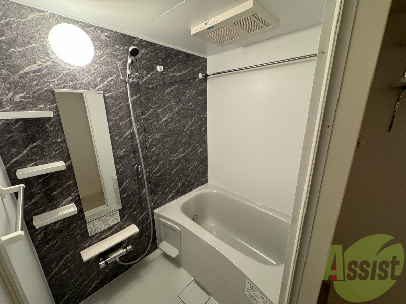 バス・シャワールーム　浴室になります。お風呂で疲れを癒してくださいませ。