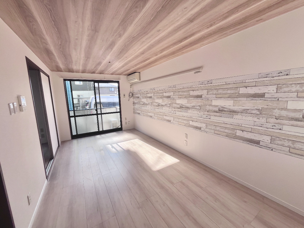 居室・リビング　リビング部分・日当たり良好！アクセントクロスがおしゃれです♪