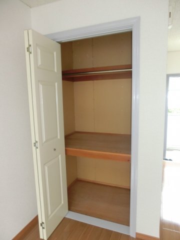 収納　押入れタイプの収納スペース。 （※参考写真）