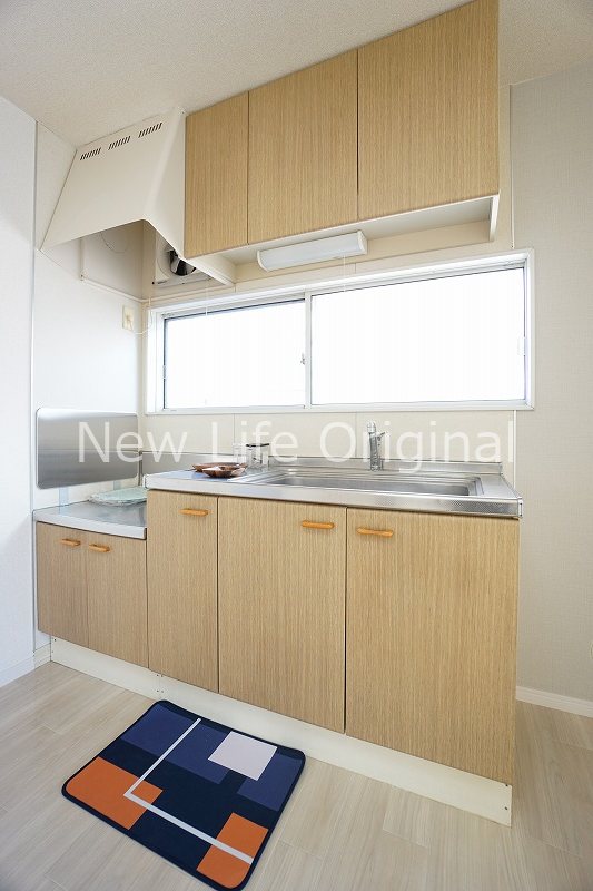 キッチン　窓があり明るいキッチン☆上部に収納もあります☆