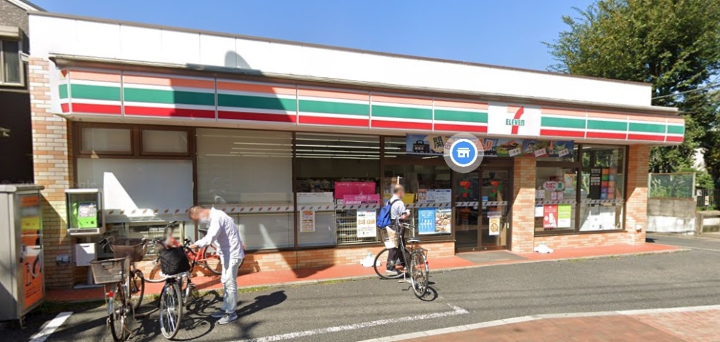 コンビニ　セブンイレブン 足立亀田小前店（コンビニ）まで306m