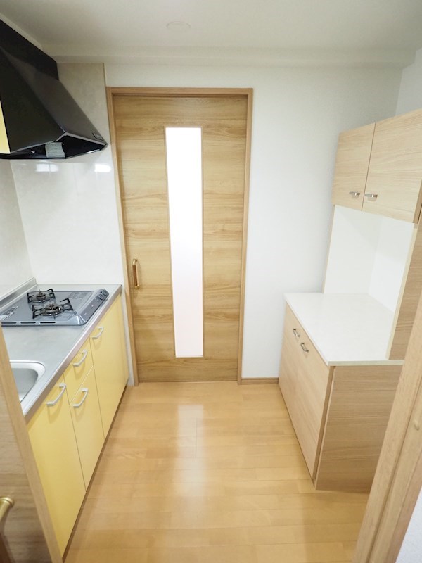 キッチン　炊飯器等が置ける家具が備え付けです。