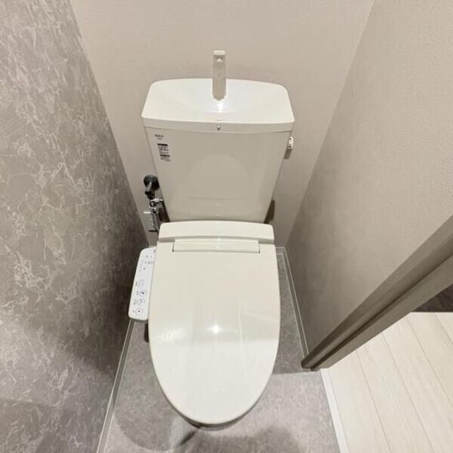 ＪＲ東海道本線 西宮駅 徒歩4分 3階建 築1年のトイレ写真