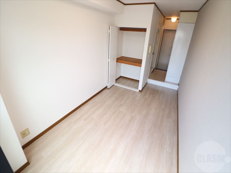 居室・リビング　６帖の明るい洋室です