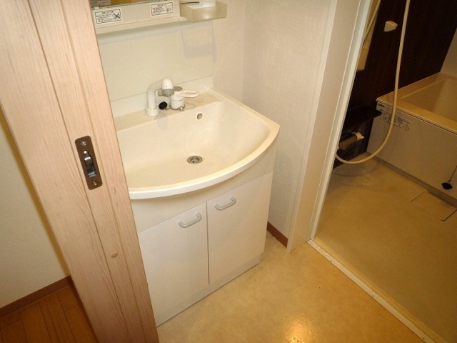 洗面設備　写真は別号室のものです。