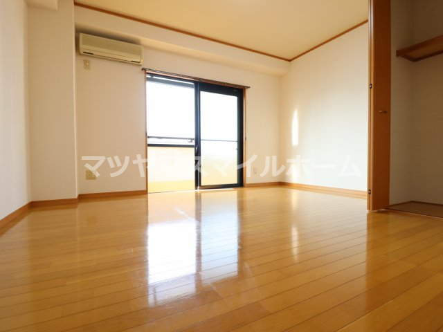 居室・リビング　こちらのリビングで趣味の時間をお楽しみください