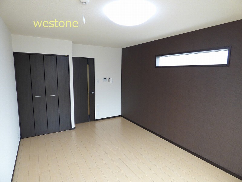 居室・リビング　アクセントクロス仕様のオシャレな室内