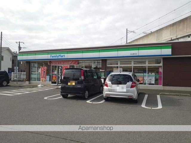 コンビニ　ファミリーマート（コンビニ）まで1755m