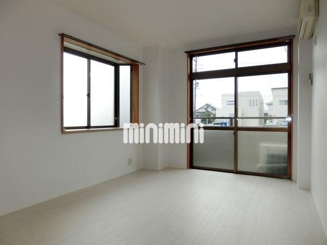 居室・リビング　１階角部屋で出窓もありますよ