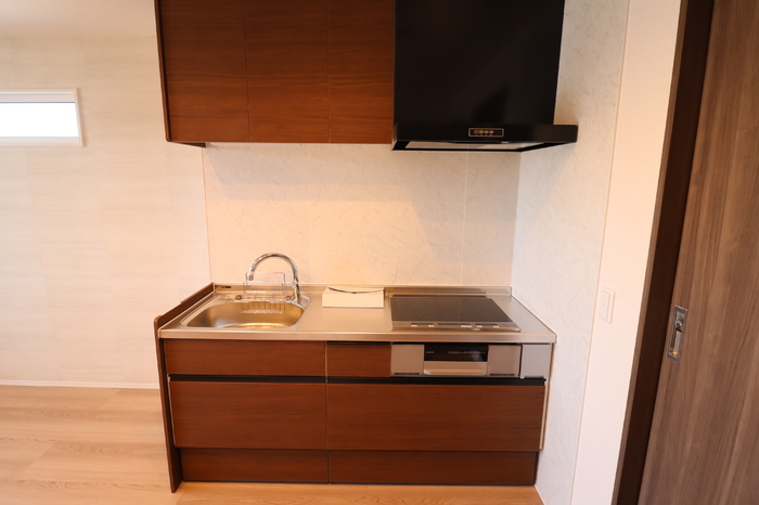 キッチン　システムキッチン完備。コンロ3口＆グリル付き。