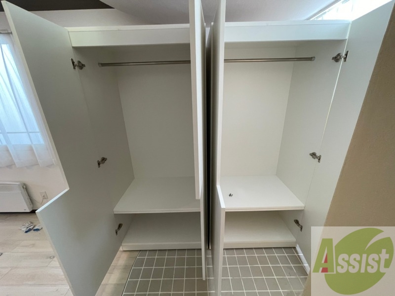 収納　こちらの収納にはハンガーをかけて服もしまえますね。