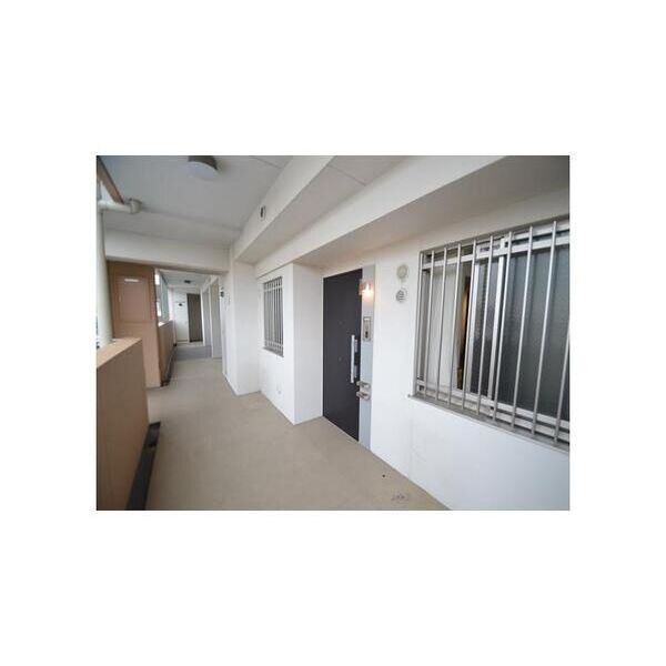 玄関　別部屋の写真です．