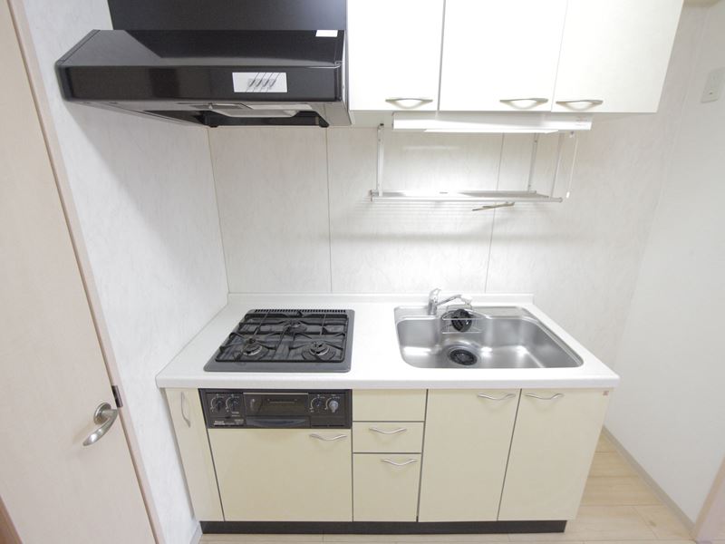 キッチン　システムキッチン（３口ガスコンロ）