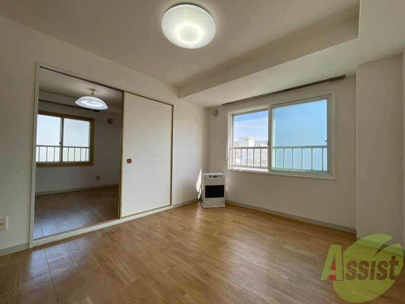 居室・リビング　リビングは白を基調としていて明るい印象ですね！