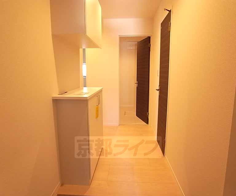 その他部屋・スペース　玄関からみた廊下です。