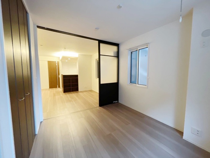 居室・リビング　リビングは11.64帖♪小物整理に便利な収納付きです♪