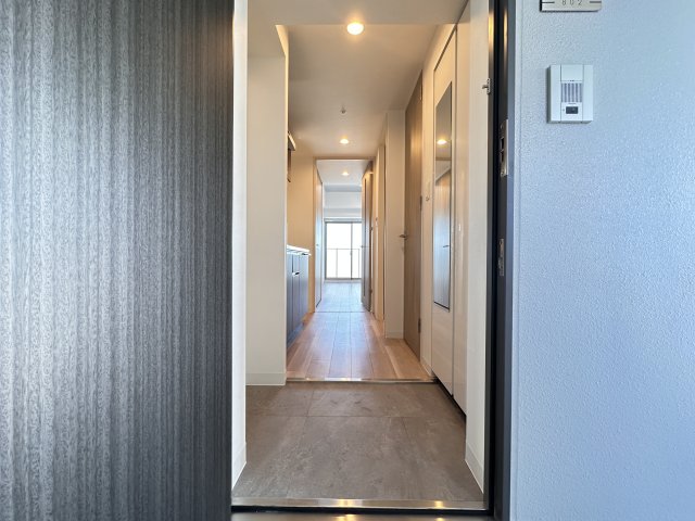 玄関　同型写真（802号室の室内写真）