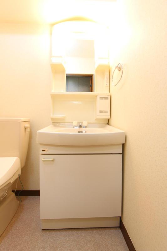 洗面設備　同タイプ・別部屋写真です。現況優先となります。