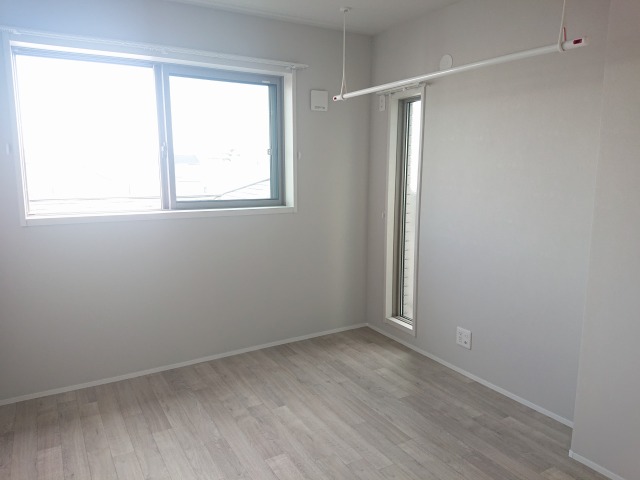 その他部屋・スペース　ベットルーム5.9帖　明るい室内