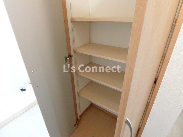 その他設備　廊下にも収納付き。
