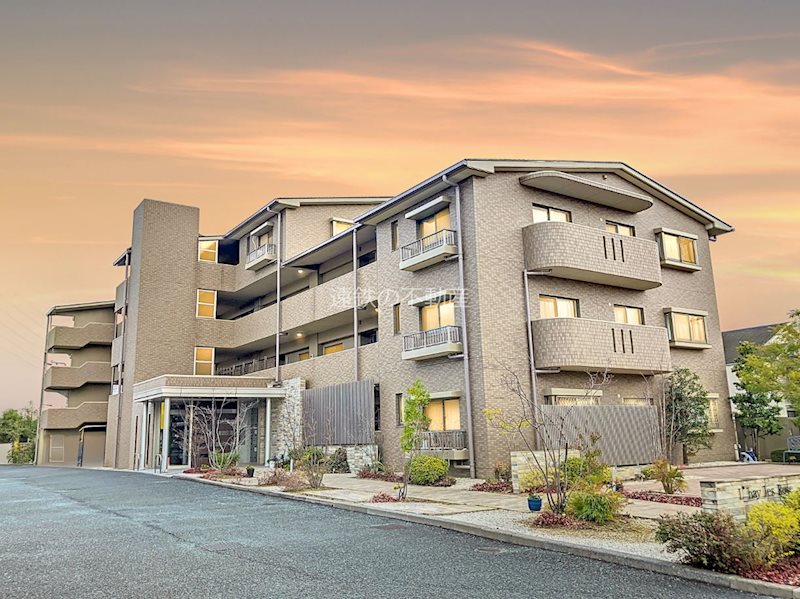 建物外観　タイル貼りの雰囲気のある外観