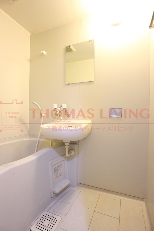 バス・シャワールーム　浴室には鏡がついて便利です。