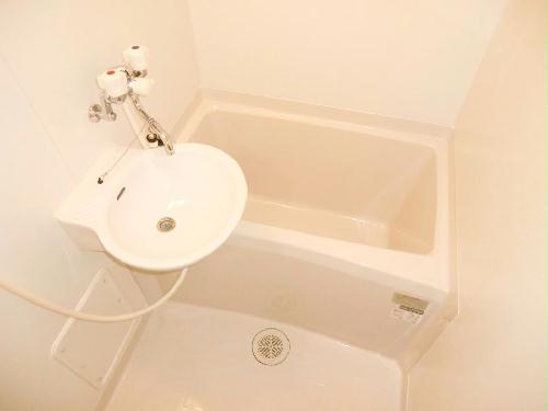 バス・シャワールーム　同タイプ物件の為、形状や間取寸法、色調等が実際とは異なります