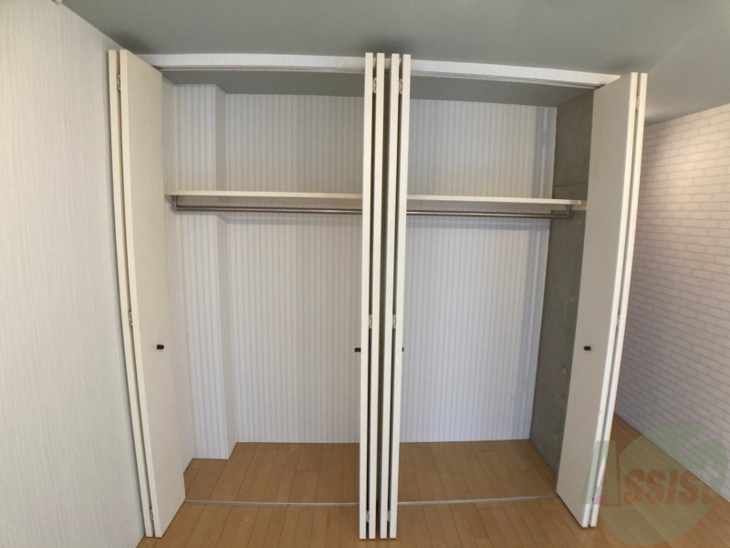 収納　こちらの収納にはハンガーをかけて服もしまえますね。