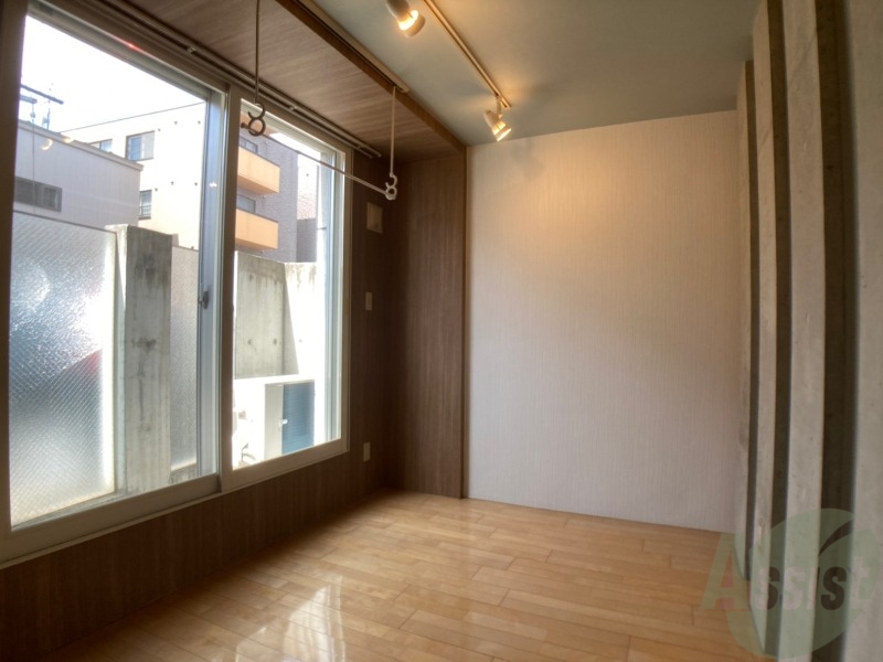 その他部屋・スペース　寝室はこちらです。光が差し込む、温かみのあるお部屋です。