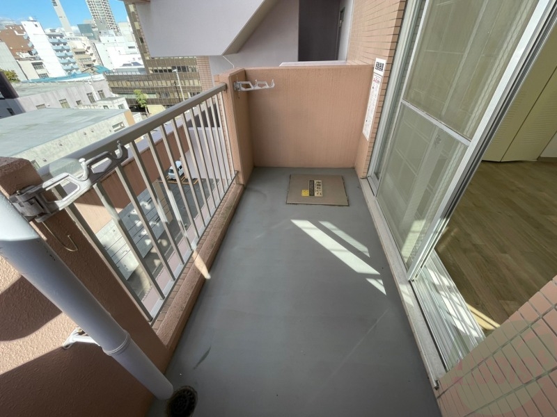 バルコニー　こちらはバルコニー。洗濯物が干せるようになっています。