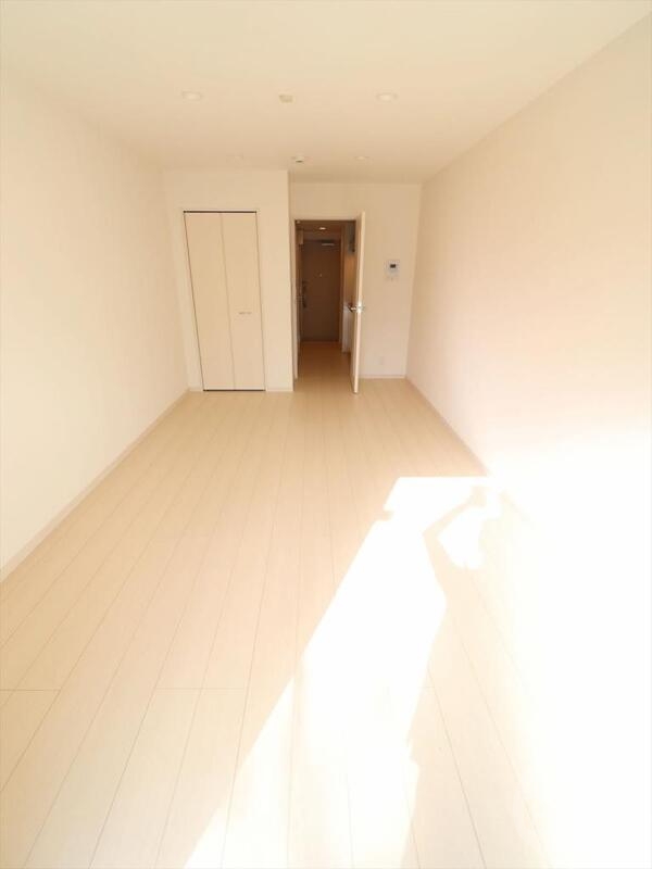 居室・リビング　８．４帖の洋室です