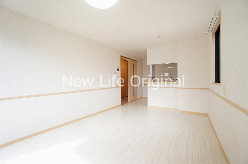 居室・リビング　対面キッチンのあるリビングで、会話が弾みそうです♪