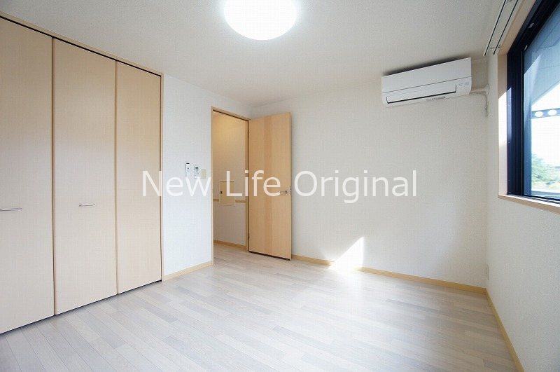 その他部屋・スペース　6.4帖の洋室にもエアコン付いています♪