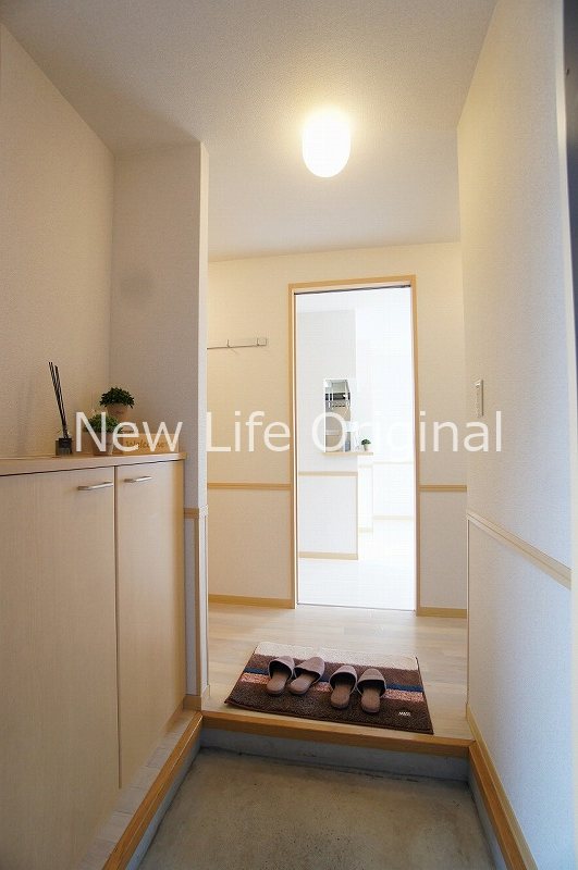 玄関　コンパクトな玄関収納付。