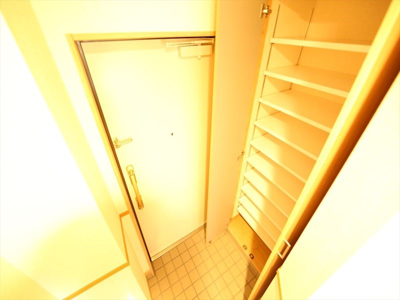 玄関　玄関　シューズボックス付（収納充実してます）