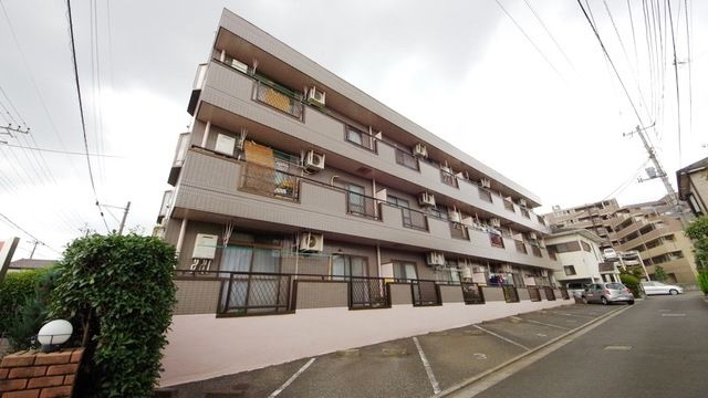 建物外観　３階建てマンション